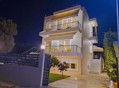 The Bright House a two-storey maisonette in Loutraki in Loutraki