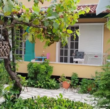 The Pergola Cottage.Feel the local vibes! in Perivolion