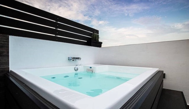 The Urban Loft Private Jacuzzi & Acropolis view