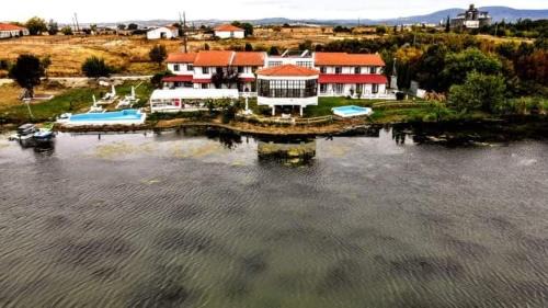 Thrassa Hotel in Tycherón