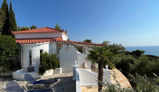 Vacation home with a view of the sea in a fantastic location in Vlassada