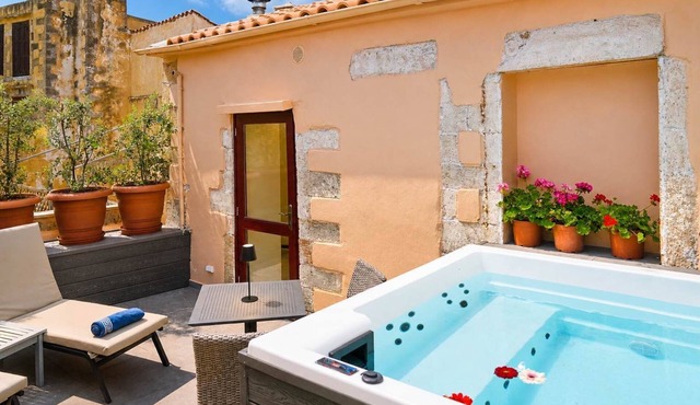 Venetian Palace - Rooftop & Jacuzzi - 5 Bedrooms in Chania