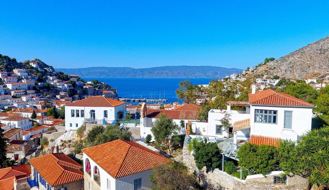 Villa Alma - Large spacious house close to the port in Idra