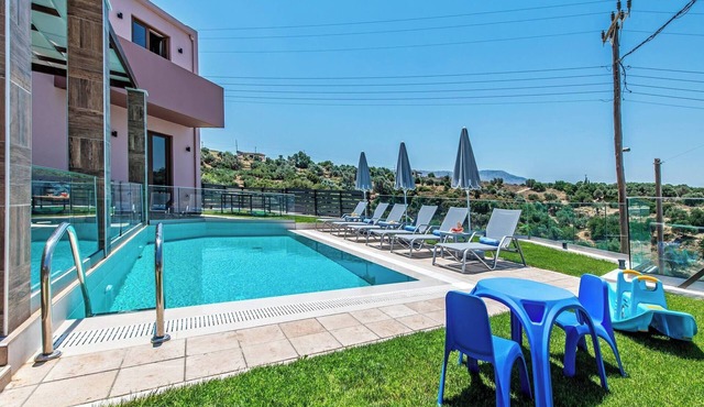 Villa Anthi, with salted water pool,jacuzzi, BBQ! in Maroulas