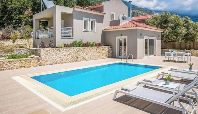 Villa Briseis 2 bedroom with fantastic views in Lourdata