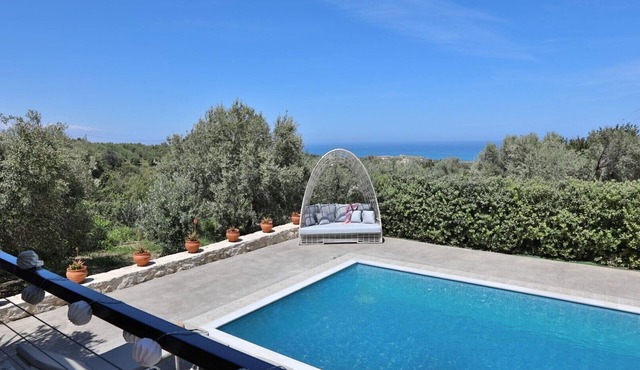 Villa Canella, Modern villa with private pool, 5 minutes from the beach in Rethymnon
