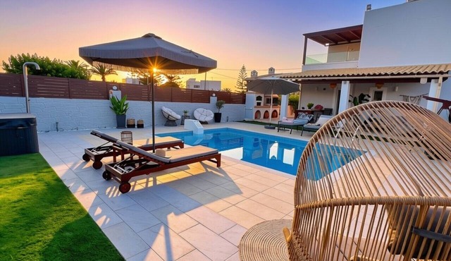 Villa Elena Beach with 2 bedrooms, Heated Pool & Jacuzzi just 70m from Sea in Pigianos Kampos