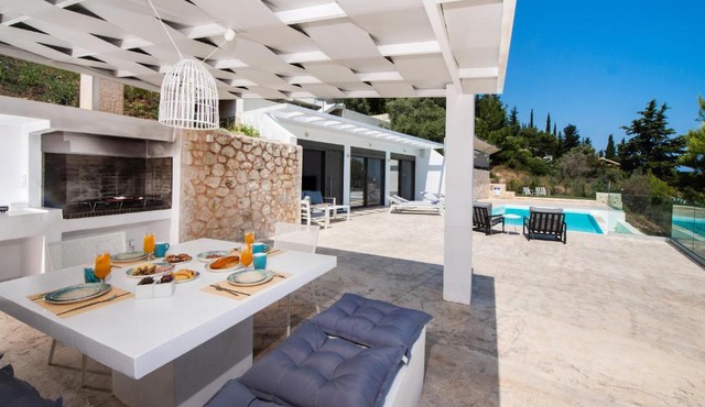Villa Gaia - Divine private villa with pool, close to beach in Lefkada