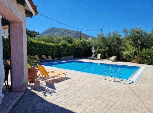 Villa Iliaktida - Private Villa with large Pool, Garden, Outdoor Kitchen & BBQ in Lithakia
