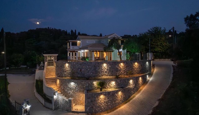 Villa Logas Hill with Panoramic Sea Views, Wi-Fi and Air Conditioning in Peroulades