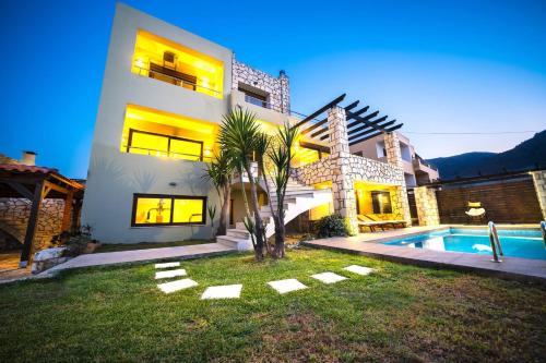 Villa Majestic Heated Pool Sauna & Endless Sea Views in Megála Khoráfia
