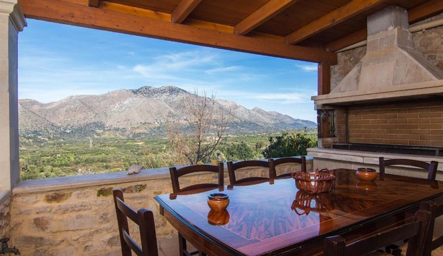 Villa Morfeas - Traditional Cretan Escape with BBQ in Dhamavólos
