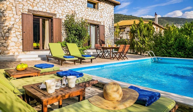 Villa Nefeli, Lefkas G-Villas, with a private pool 10 mins drive from the beach. in Lefkada
