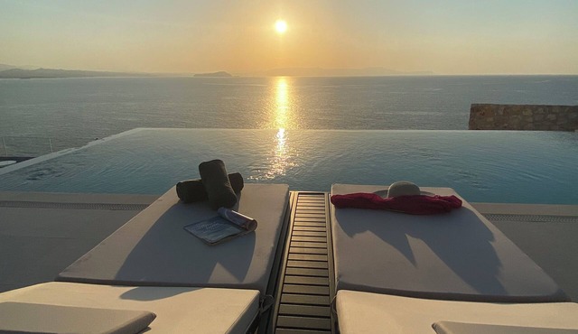 Villa Nefelia -Luxury 4BR Villa w/Infinity heated Pool/Jacuzzi & Sea View in CHANIA