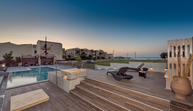 Villa Poseidon - 4 bedroom beachfront villa in Maleme