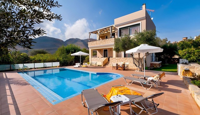 Villa Renata with Private Pool, Mountain View, Wi-Fi and Air Conditioning in Aptera