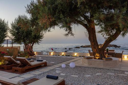 Villa Seashell -Wonderful newly renovated villa on the beach in Galatás