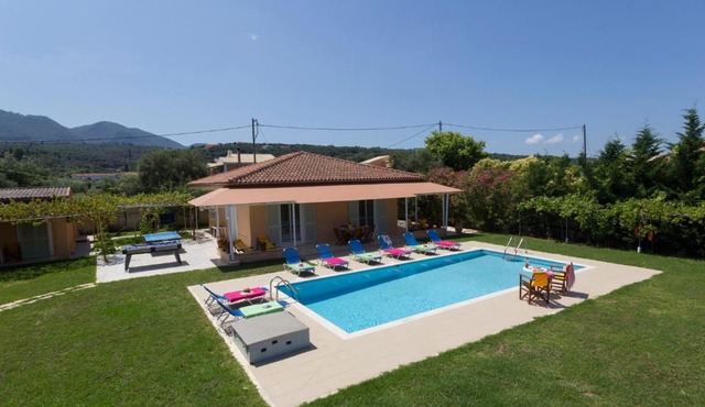 Villa Stafili by Villa Plus in Litherés