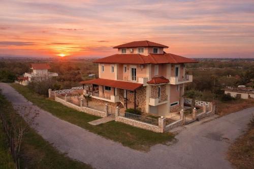 Villa Thea Olympos - Stunning Sunrise - 9 Guests in Néa Éfesos