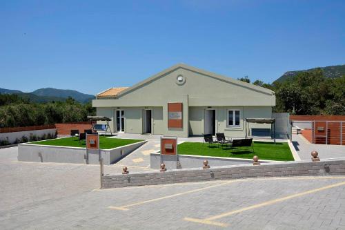 Villa Ventus Sleeps 7 with Parking in Episkopianá
