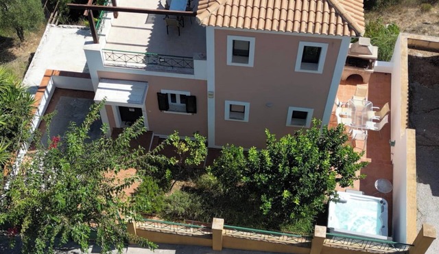 Villa Verde with Outdoor Jacuzzi in Divarata