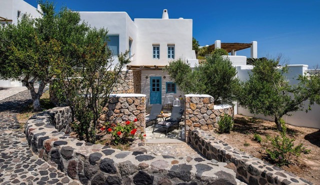 Villa Vireon, Calming Garden Views, Private Hot Tub, Furnished Terrace,.