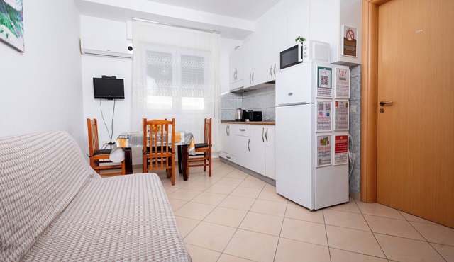 Vlora Promenade Studio | 3-5 Guests | Beach Access in Valona