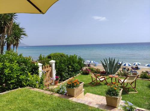 Waves Apartments: Two Beachfront Apartments in Glyfada