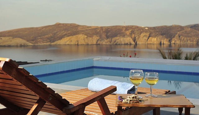 we rent villas for 2,6,8 until 14 persons 200 m from the sea