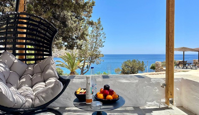 White & black Suites – Suite Five in Σίφνος