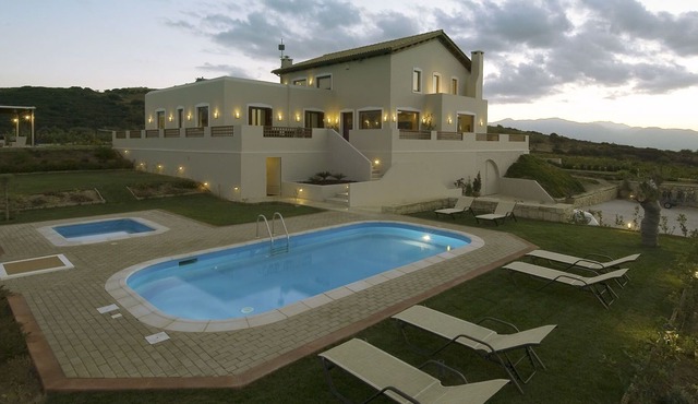Wonderful private villa for 12 guests with A/C, private pool, WIFI, hot tub, TV, patio and parking in Khoudhétsion