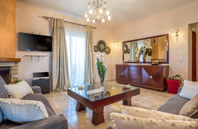 Quiet, spacious and cosy house near the beach in Plataniás