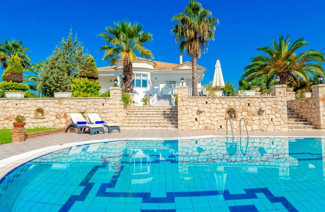 Villa Silia with private swimming pool in Ampelokipoi