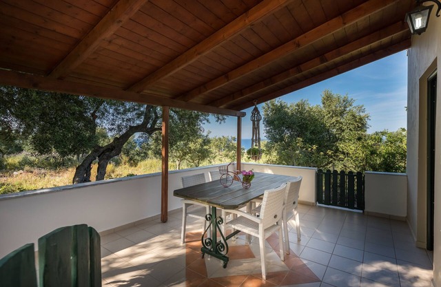 Villa with sea view, pool and Breakfast included in Ampoula Beach