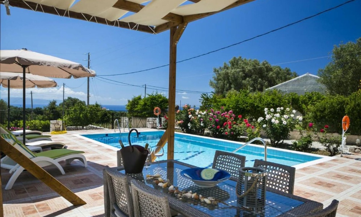 Kaligata Villa | Rose Villa in Svoronata