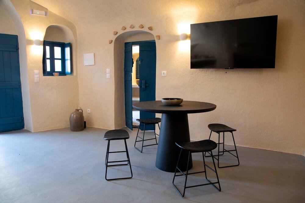 Finikia Villa | Amphora Cave House in Oia Foinikia