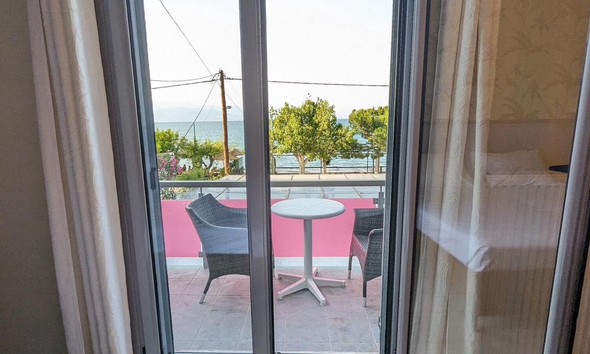 Kamena Vourla Apartment | Okeania Seafront Rooms in Kamena Vourla