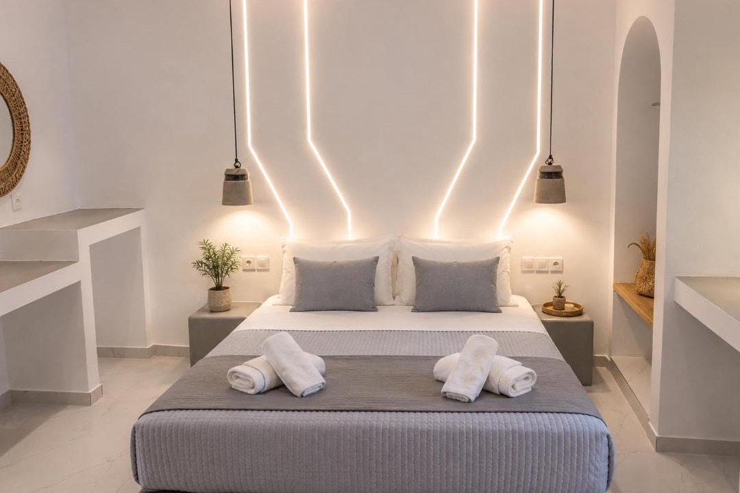 Fira Hotel | Pattys Desing Suites- Private Hot Tub with yard- Fira Center