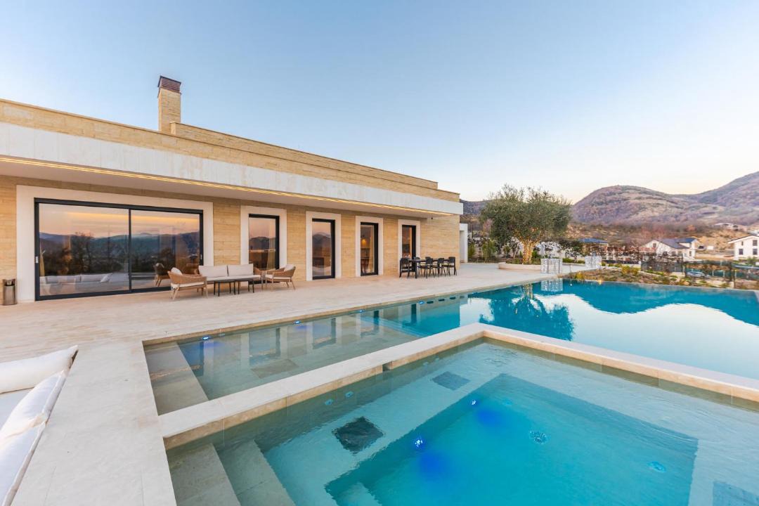 Petrele Villa | Jerina Mansion by PikHost