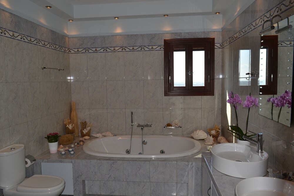 Photo of Bathroom in Glinado