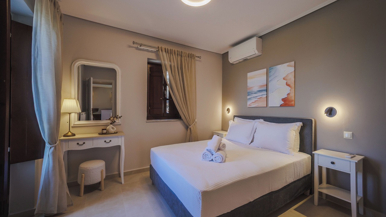 Photo of Bedroom in Neon Oitylo