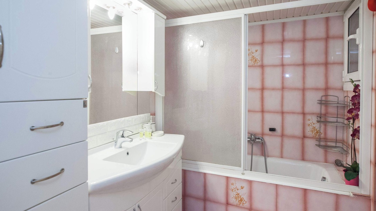 Photo of Bathroom in Korydallos