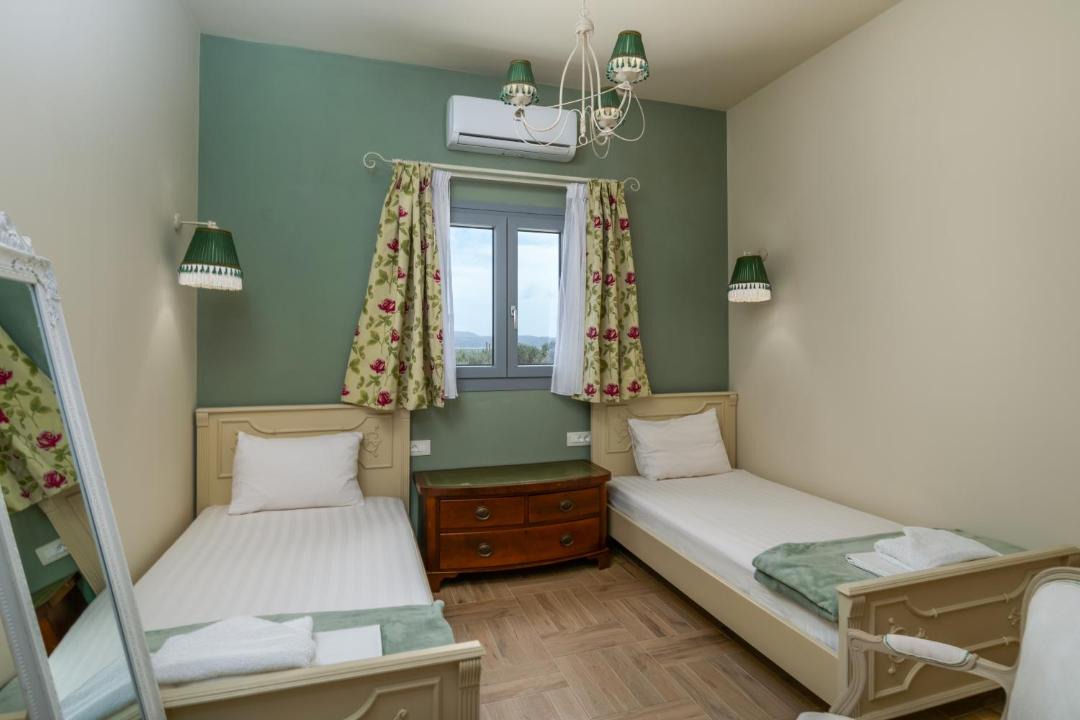 Photo of Others in Adamas