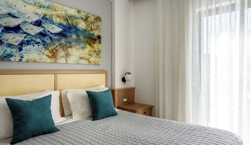 Single Room with Mountain/Street View