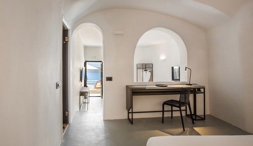 Luxury Cave Suite with Caldera & Sea View