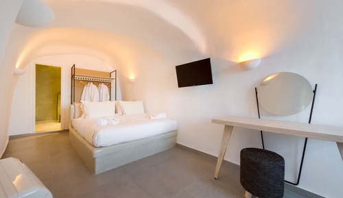 Cave Executive Suite Hot Tub