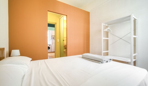 A Luminous High Ceilings Apartment B1
