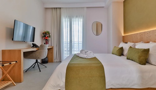 Junior Suite with Jacuzzi - Atrium View