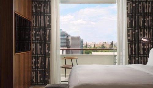 One-Bedroom Deluxe King Suite with Balcony