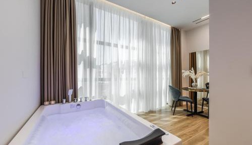 Suite with Hot Tub